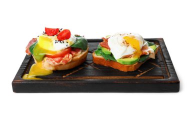 Beyaz arka planda nefis yumurtalı ahşap tahta Benedict izole edilmiş.