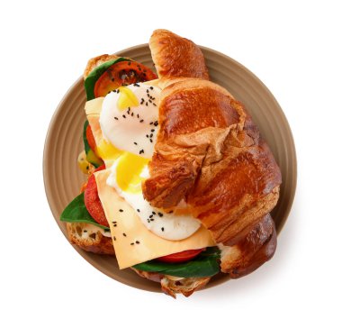 Benedict 'in beyaz arka planda izole edilmiş lezzetli yumurtalı tabağı.