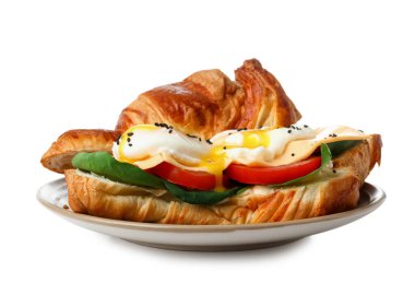 Benedict 'in beyaz arka planda izole edilmiş lezzetli yumurtalı tabağı.