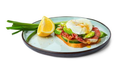 Benedict yumurtalı tabak beyaz arka planda izole edilmiş.