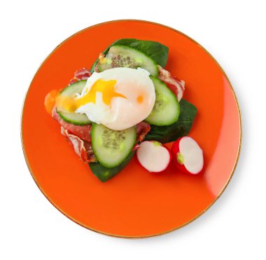 Benedict yumurtalı tabak beyaz arka planda izole edilmiş.