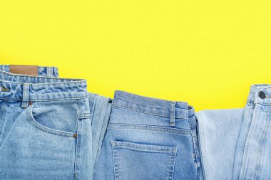 Sarı arka planda şık kotlar