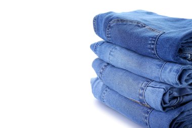 Beyaz arkaplanda kot pantolon yığını, yakın plan