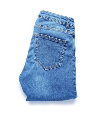 Beyaz arka planda katlanmış kot pantolon