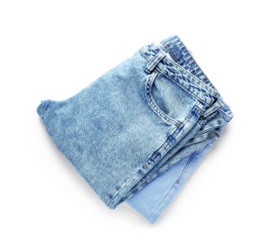 Beyaz arka planda katlanmış kot pantolon