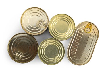 Beyaz arka planda balık dolu teneke kutular