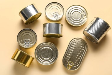 Bej arka planda balık dolu teneke kutular