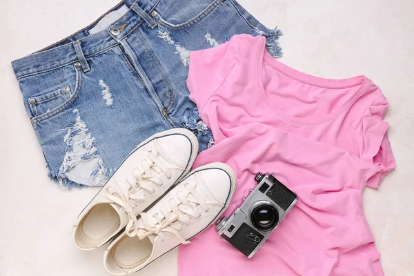 Ροζ Shirt Σορτς Sneakers Και Φωτογραφική Μηχανή Ανοιχτό Φόντο — Φωτογραφία Αρχείου