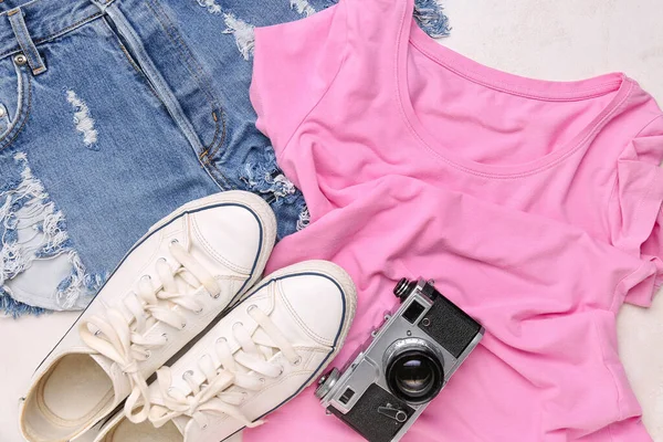 Rosa Shirt Shorts Turnschuhe Und Fotokamera Auf Hellem Hintergrund — Stockfoto