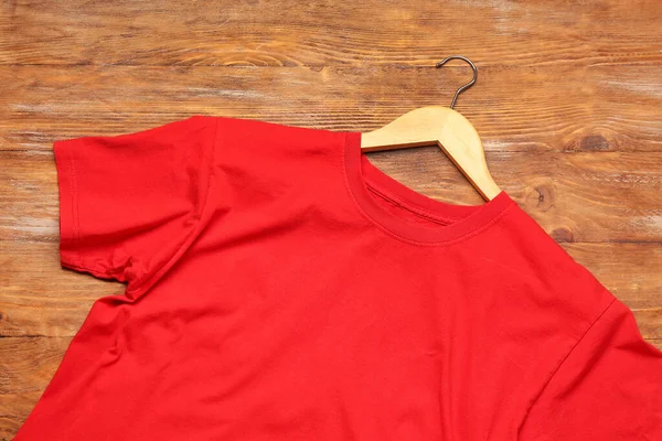Κομψό Κόκκινο Shirt Και Κρεμάστρα Ξύλινο Φόντο — Φωτογραφία Αρχείου