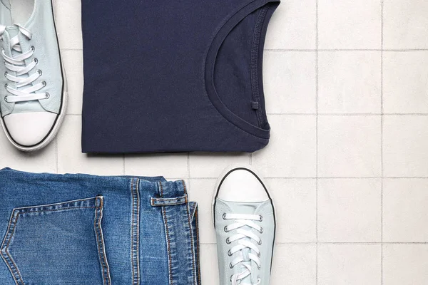 Elegante Shirt Com Jeans Sapatos Fundo Telha Leve — Fotografia de Stock