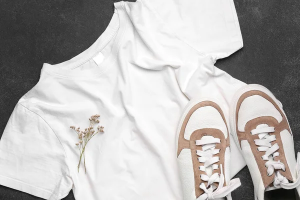 Vit Shirt Med Sneakers Och Blommor Mörk Bakgrund — Stockfoto