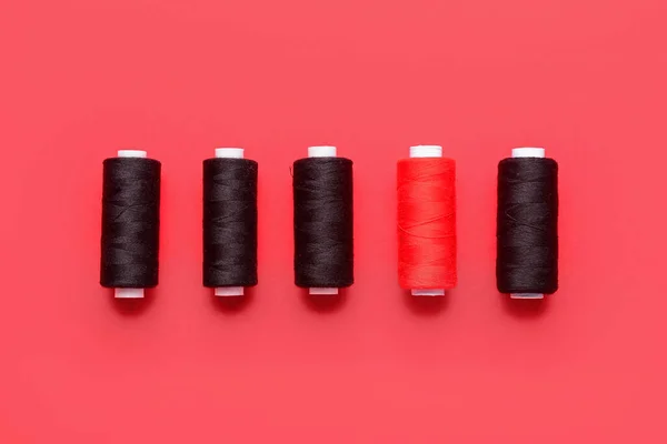 赤い背景に糸巻きのセット — ストック写真