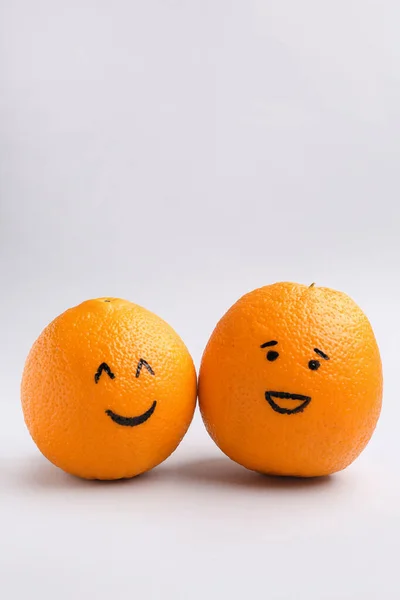 Sinaasappels Met Blije Gezichten Witte Achtergrond Vriendschapsdag Feest — Stockfoto