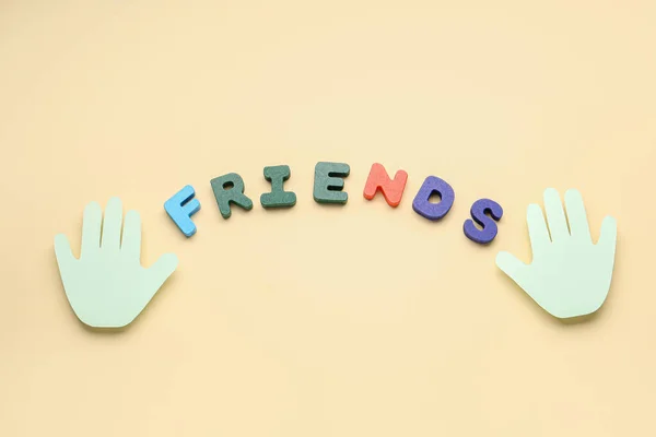 Papierowe Dłonie Słowo Friends Beżowym Tle Obchody Dnia Przyjaźni — Zdjęcie stockowe