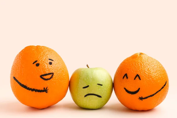 Симпатичные Апельсиновые Яблочные Фрукты Бежевом Фоне Празднование Дня Дружбы — стоковое фото