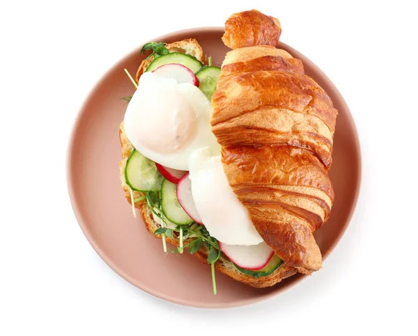 Beyaz arka planda lezzetli yumurtalı Benedict tabağı.