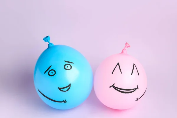 Arkadaşlık Günü Için Pembe Arka Planda Gülen Yüzlü Balonlar — Stok fotoğraf
