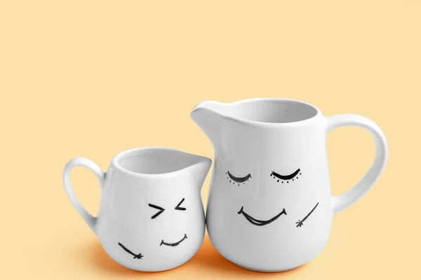 Pitchers Happy Faces Friendship Day Beige Background — Stock Photo, Image