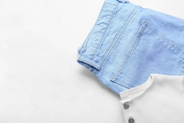 Elegantes Jeans Con Camisa Sobre Fondo Blanco —  Fotos de Stock