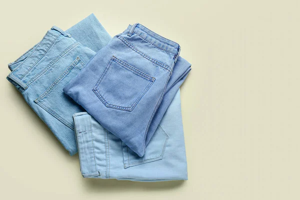 Stilvolle Jeans Auf Beigem Hintergrund — Stockfoto