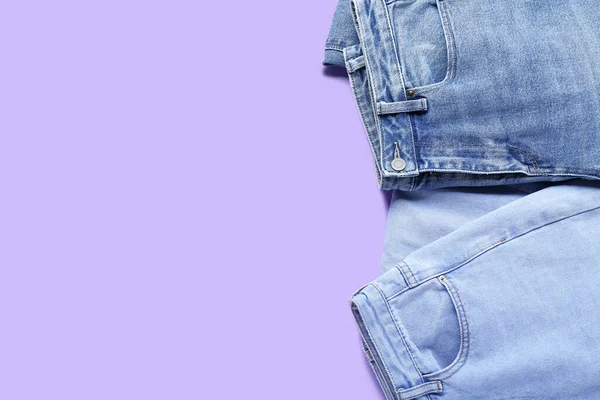 Jeans Con Estilo Sobre Fondo Lila Primer Plano —  Fotos de Stock