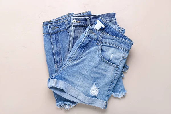 Stylowe Szorty Jeansowe Beżowym Tle — Zdjęcie stockowe