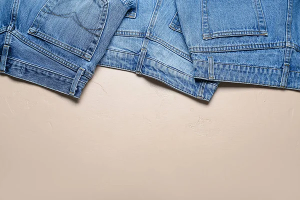 Stilvolle Jeans Auf Beigem Hintergrund — Stockfoto
