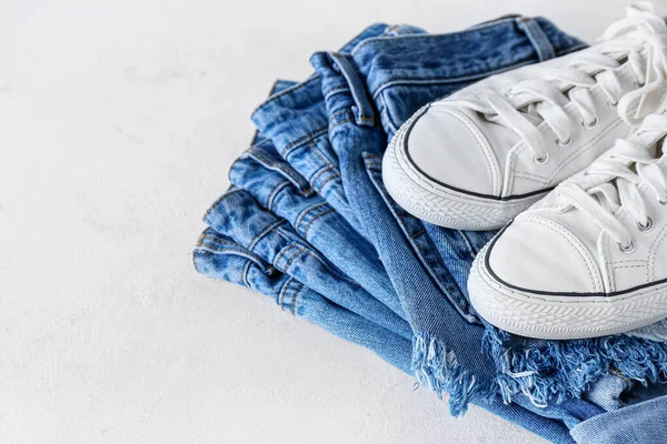 Calções Jeans Com Tênis Fundo Branco Close — Fotografia de Stock