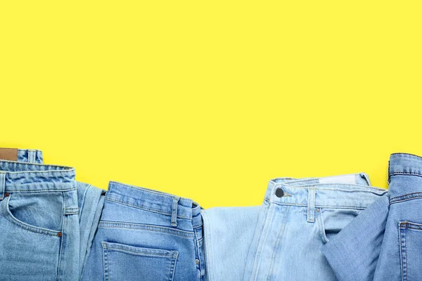Stylowe Dżinsy Żółtym Tle — Zdjęcie stockowe