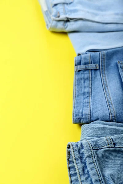 Jeans Alla Moda Sfondo Giallo Primo Piano — Foto Stock