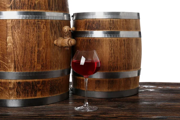 Tahta Fıçılar Beyaz Arka Planda Bir Bardak Şarap — Stok fotoğraf