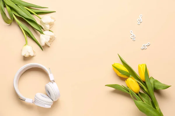 Kompozycja Nowoczesnymi Słuchawkami Nuty Piękne Kwiaty Tulipan Tle Koloru — Zdjęcie stockowe