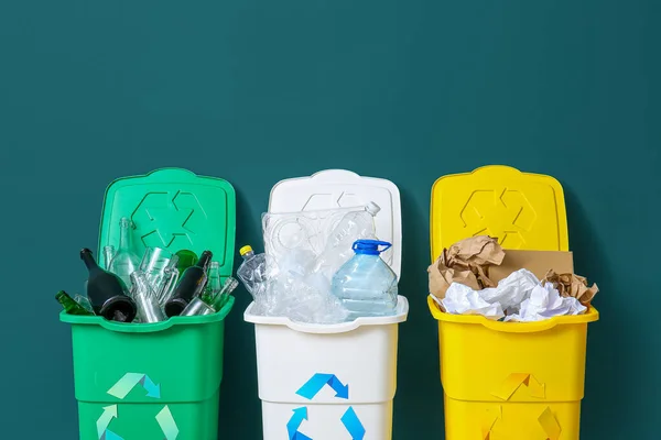 Kosze Śmieci Symbolem Recyklingu Różne Śmieci Pobliżu Zielonej Ściany — Zdjęcie stockowe