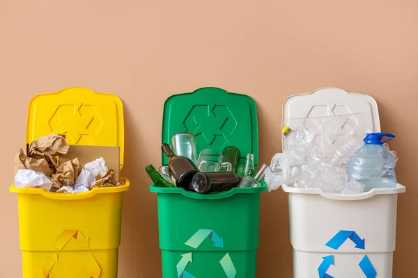Δοχεία Απορριμμάτων Σύμβολο Ανακύκλωσης Και Διάφορα Σκουπίδια Κοντά Μπεζ Τοίχο — Φωτογραφία Αρχείου