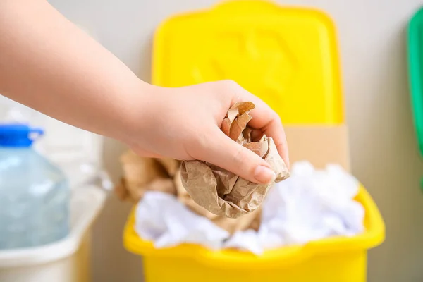 ゴミをゴミ箱に投げ入れる女を閉めろ リサイクルコンセプト — ストック写真