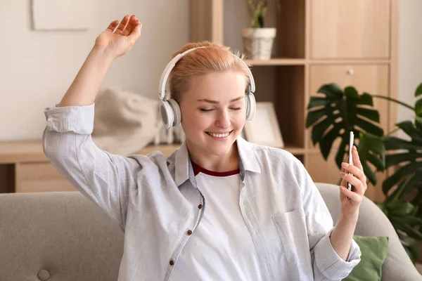 Νεαρή Γυναίκα Ακουστικά Κινητό Τηλέφωνο Που Ακούει Μουσική Στο Σπίτι — Φωτογραφία Αρχείου