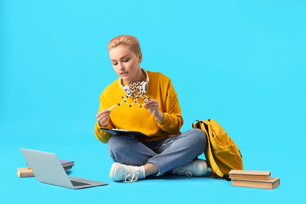 Vrouwelijke Student Studeert Met Moleculair Model Blauwe Achtergrond — Stockfoto