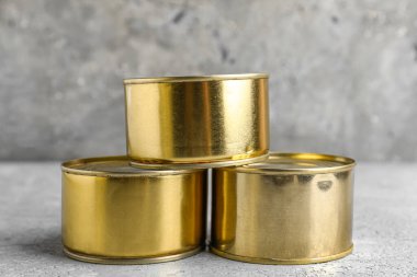 Gri grunge masasında balık dolu teneke kutular.