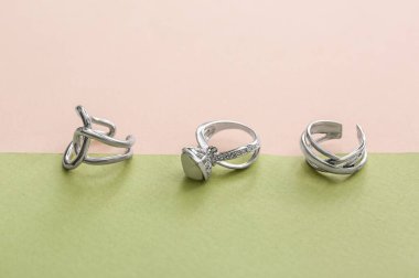 Renkli arkaplanda gümüş halkalar