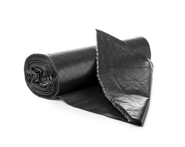 Beyaz arka planda siyah çöp poşetleri rulo