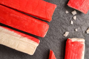 Koyu arkaplanda lezzetli yengeç yapışır, yakın plan