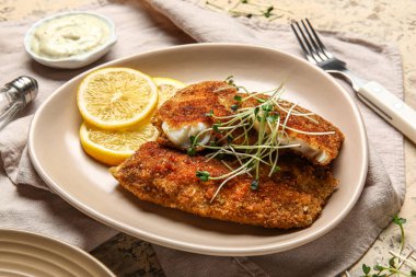 Arkaplanda kızarmış morina balığı tabağı.