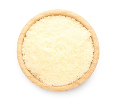 Beyaz arka planda rendelenmiş parmesan peynirli kase