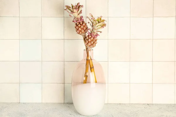 Vaas Met Decoratieve Ananas Tafel Bij Witte Tegelwand — Stockfoto
