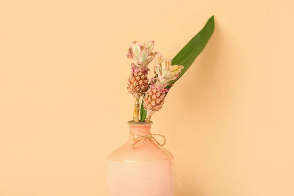 Vase Decorative Pineapples Palm Leaf Beige Background — Stock Photo, Image