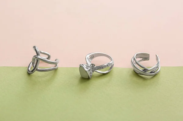 Ezüst Gyűrűk Színes Háttér — Stock Fotó