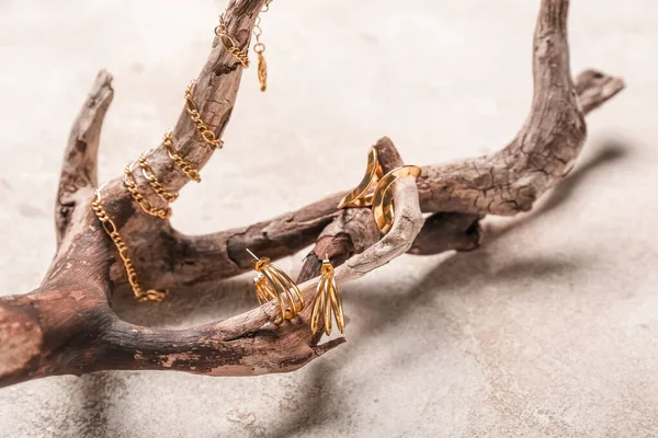 Strom Větve Zlatými Šperky Pozadí Grunge Detailní Záběr — Stock fotografie