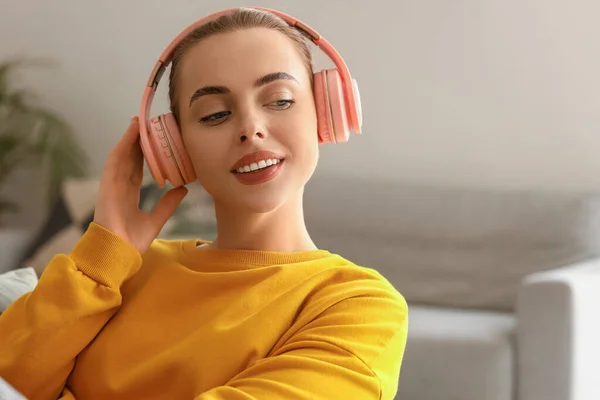 Female Student Headphones Home Closeup — Stock Photo, Image