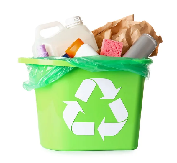 異なるゴミと白い背景に隔離されたリサイクルのシンボルを持つゴミ箱 — ストック写真